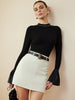 Clara | Schnittelegante Bluse mit Rüsche und Cutout