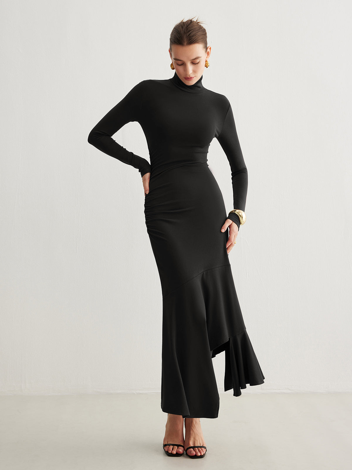 Clara | Asymmetrisches Maxikleid mit hohem Kragen