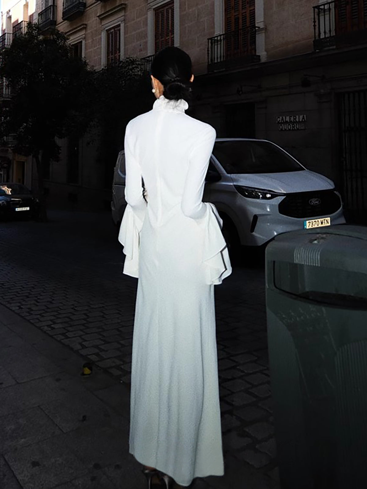Clara | Elegantes Maxikleid mit Stehkragen und Rüschensleeves