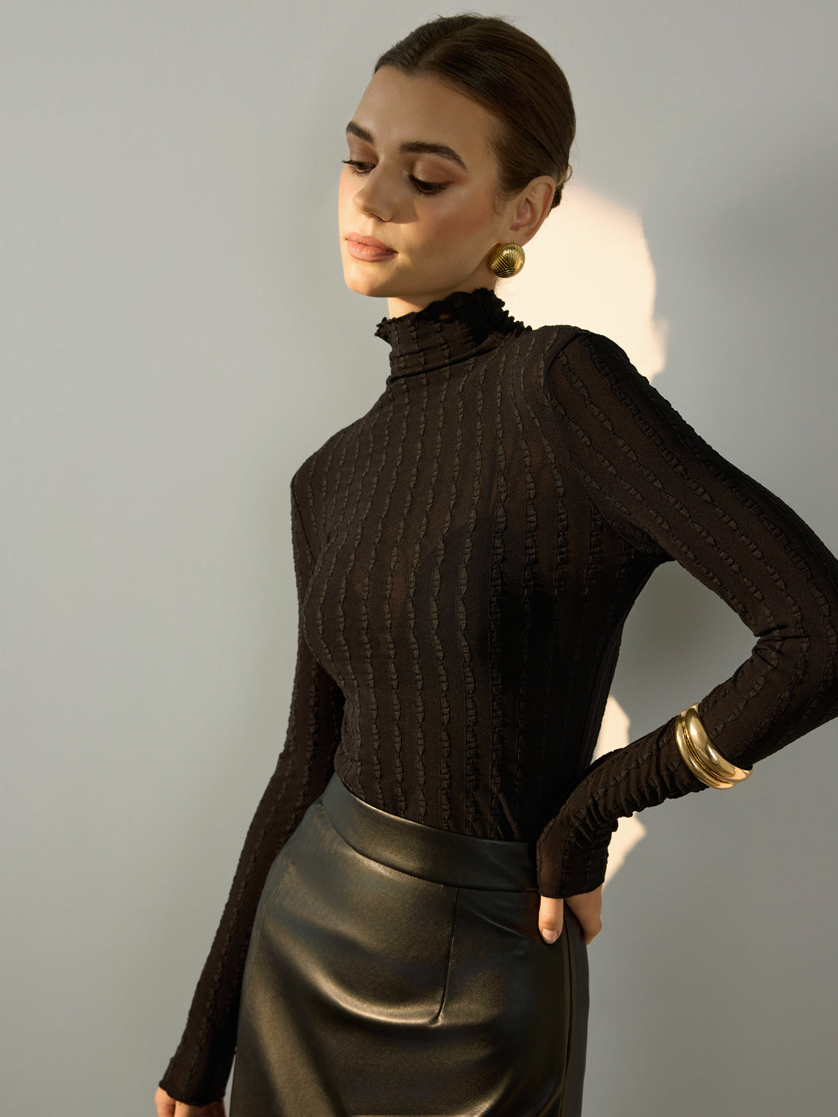 Clara | Elegante, halbtransparente Bluse mit hohem Kragen