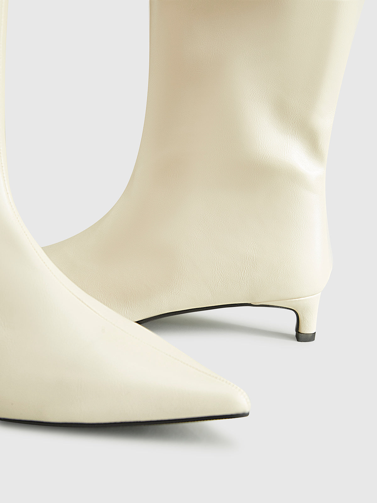 Katja | Elegante spitz zulaufende Kitten-Heel-Stiefel