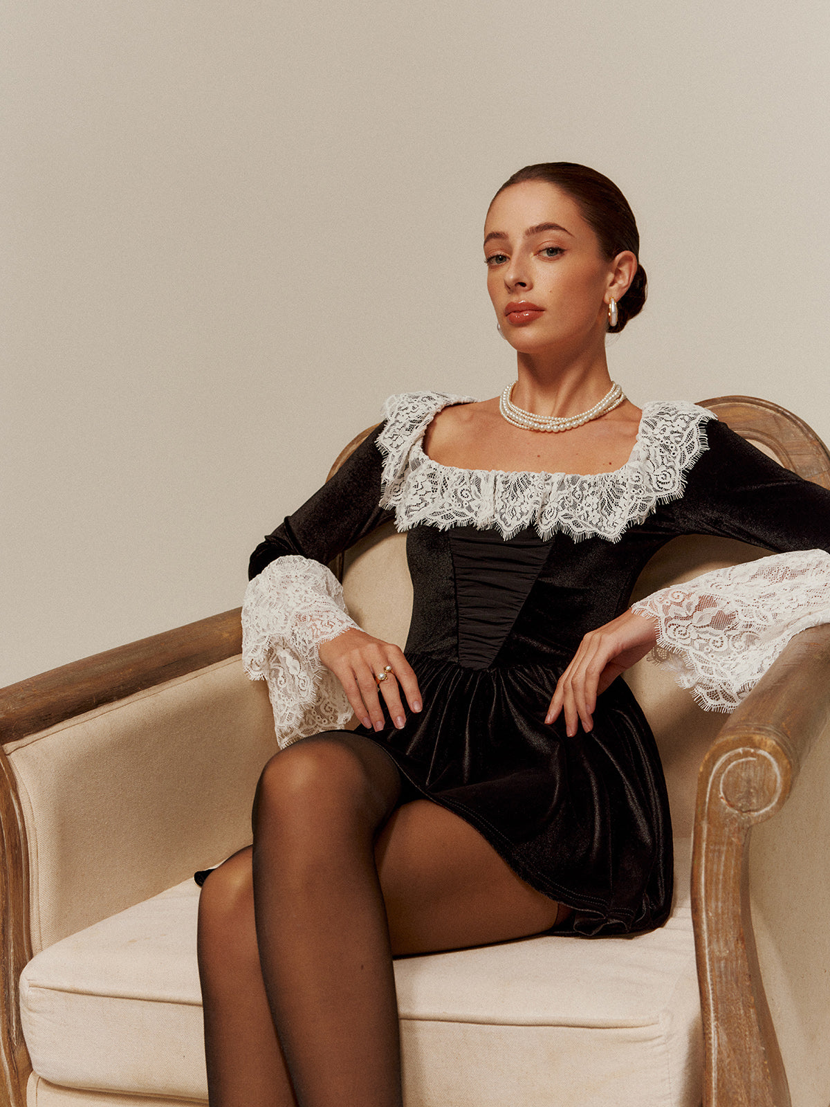 Laura | Verführerisches Samt-Kleid mit Spitzenbesatz