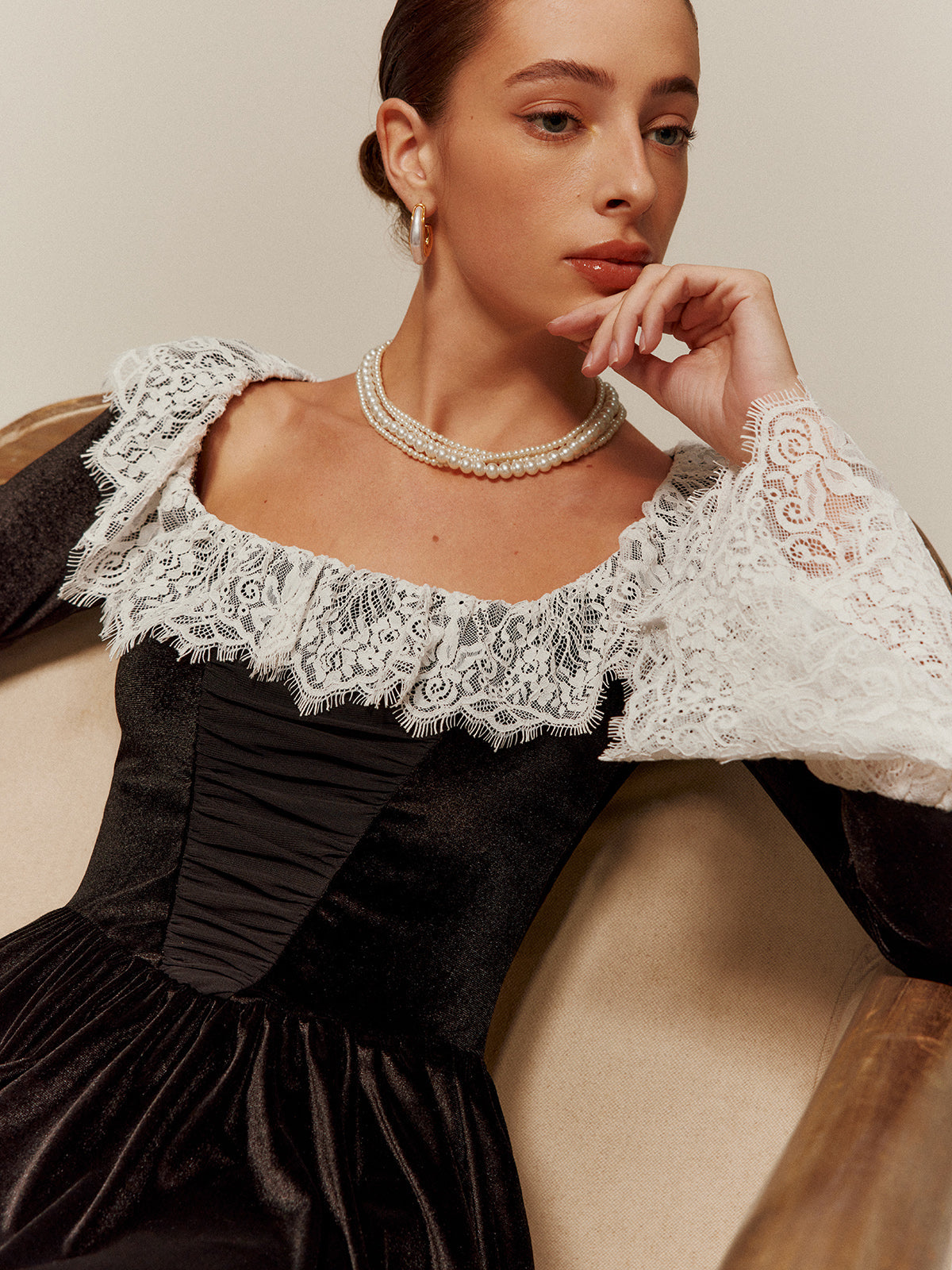 Laura | Verführerisches Samt-Kleid mit Spitzenbesatz