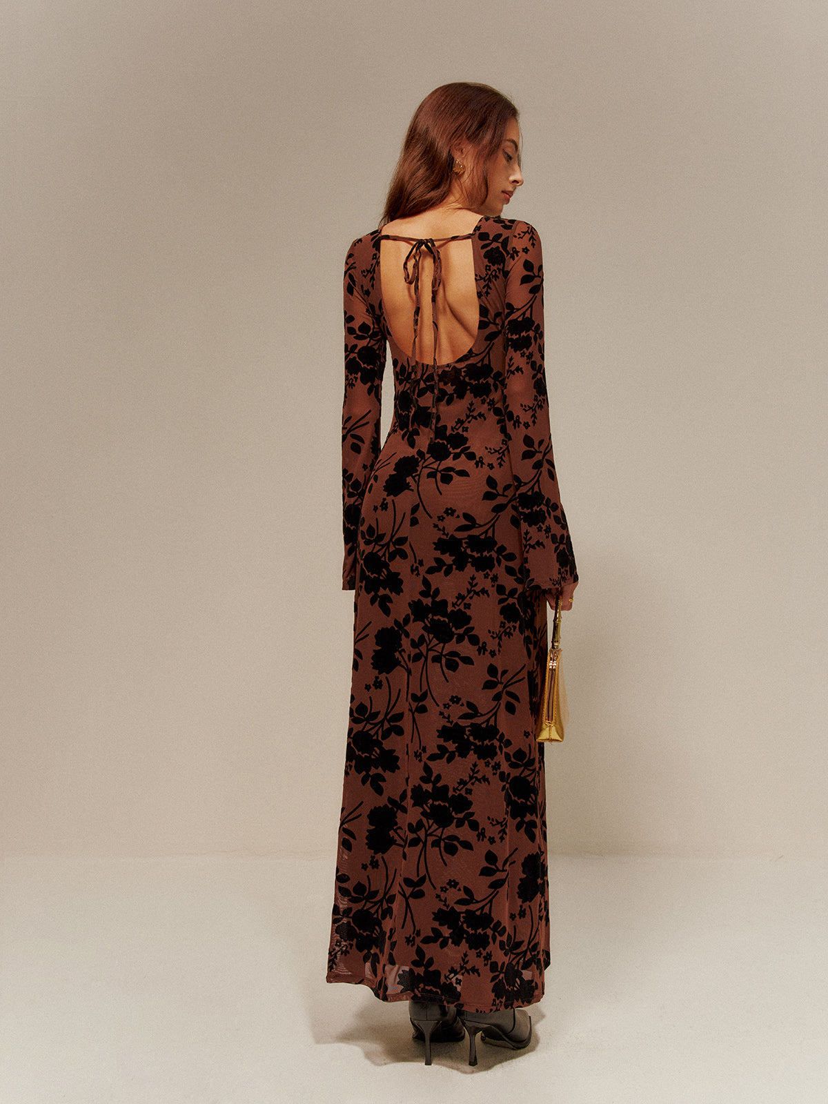Laura | Rückenfreies Kleid mit Flockprint und Bindeband