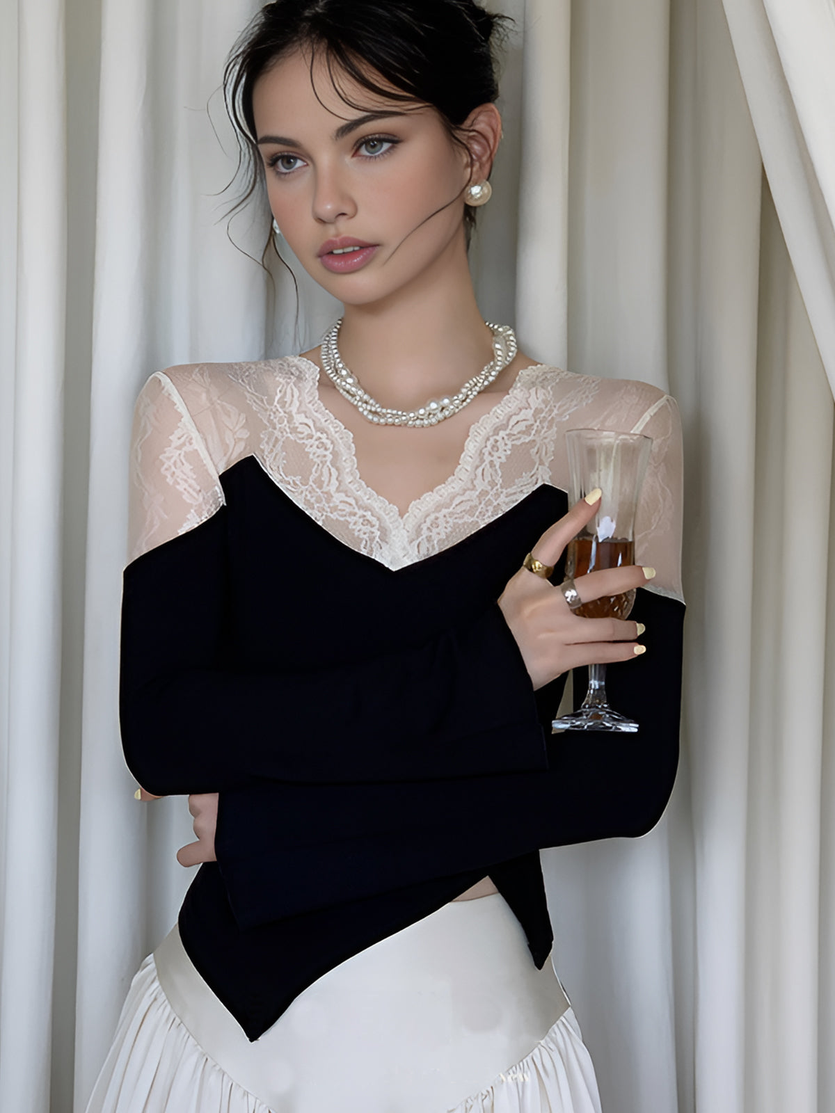 Clara | Asymmetrische Skinny Bluse mit Spitzenpaneelen