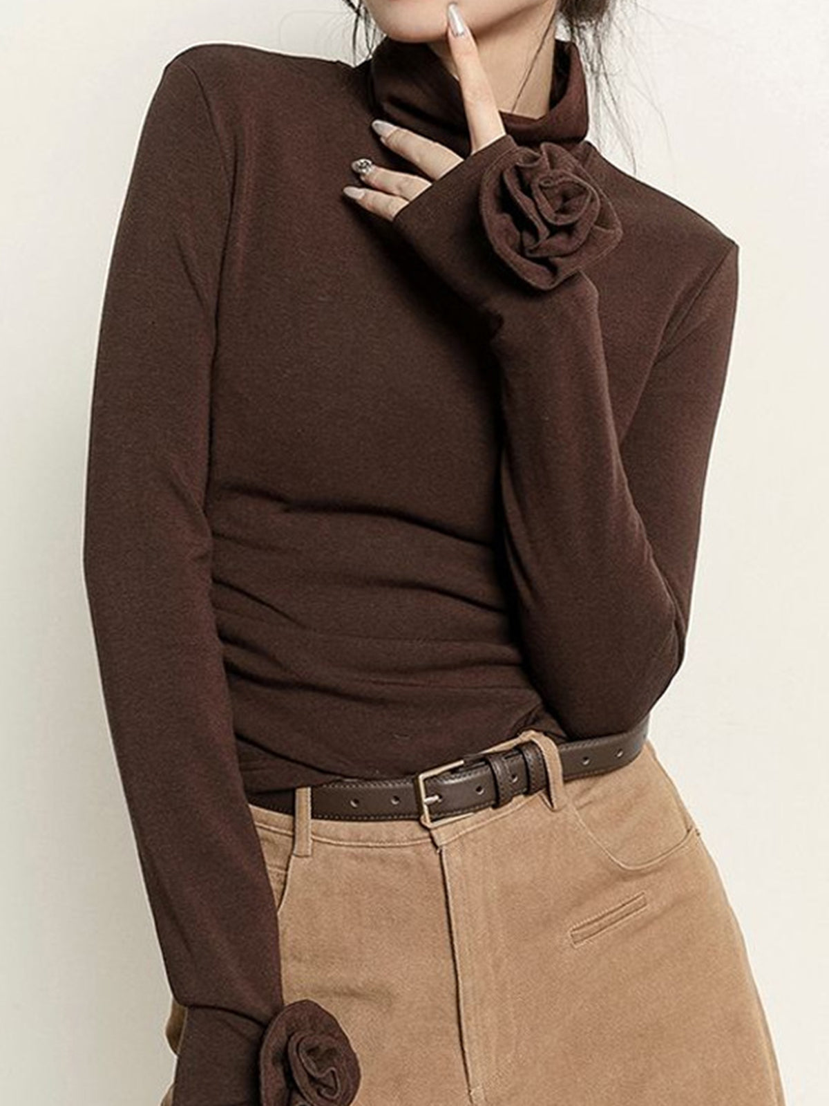 Emilia | Elegantes T-Shirt mit 3D-Blumen und Stehkragen