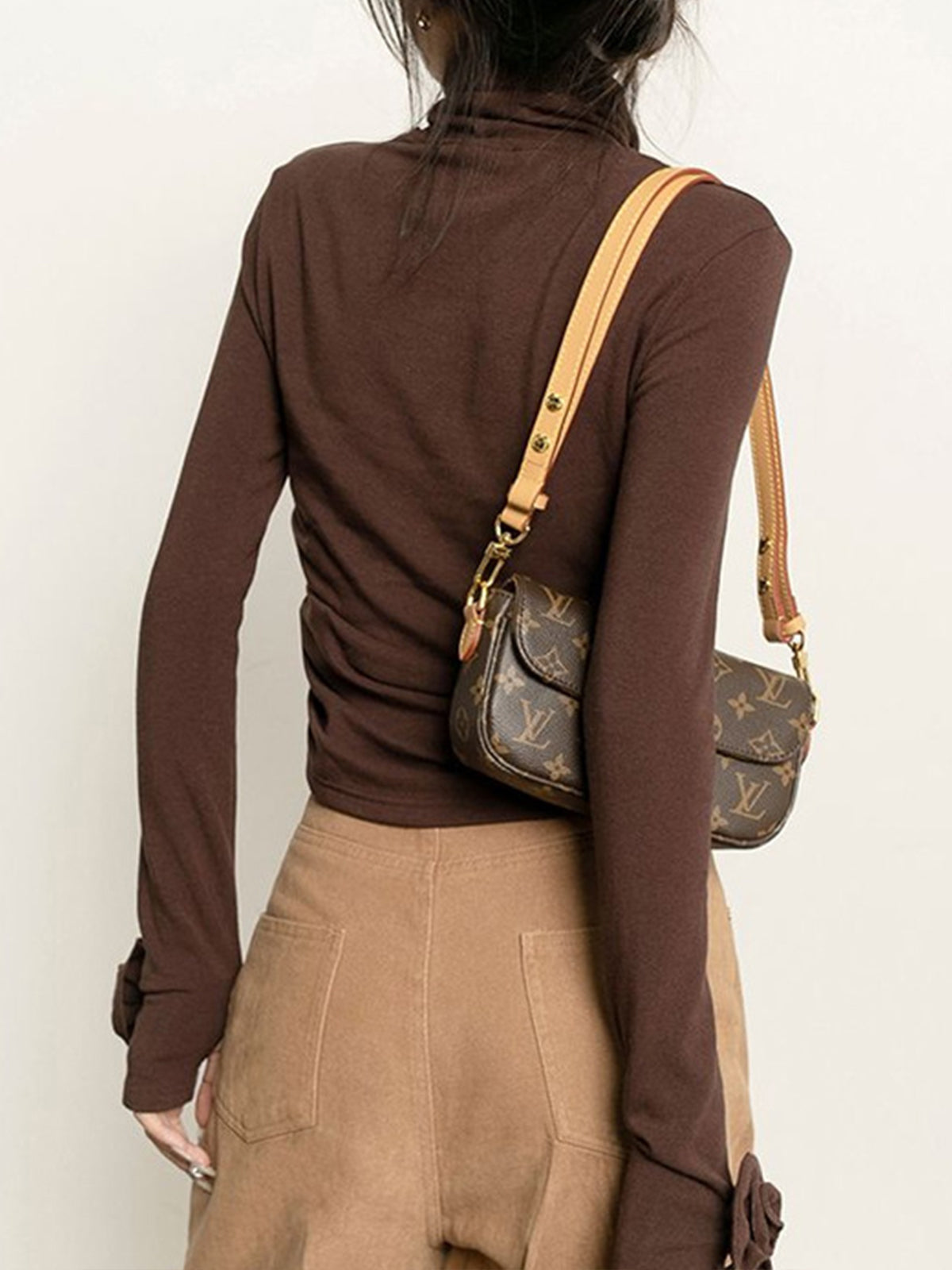 Emilia | Elegantes T-Shirt mit 3D-Blumen und Stehkragen