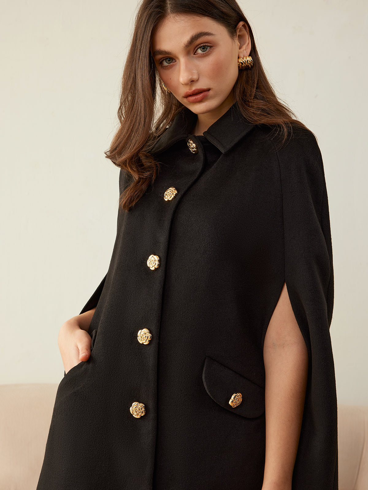 Camilla | Eleganter Kamelienknopf-Mantel