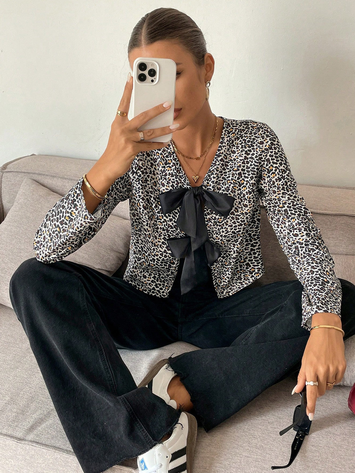 Eleganz | Leopard bedruckte Jersey-Bluse mit Schleife vorne