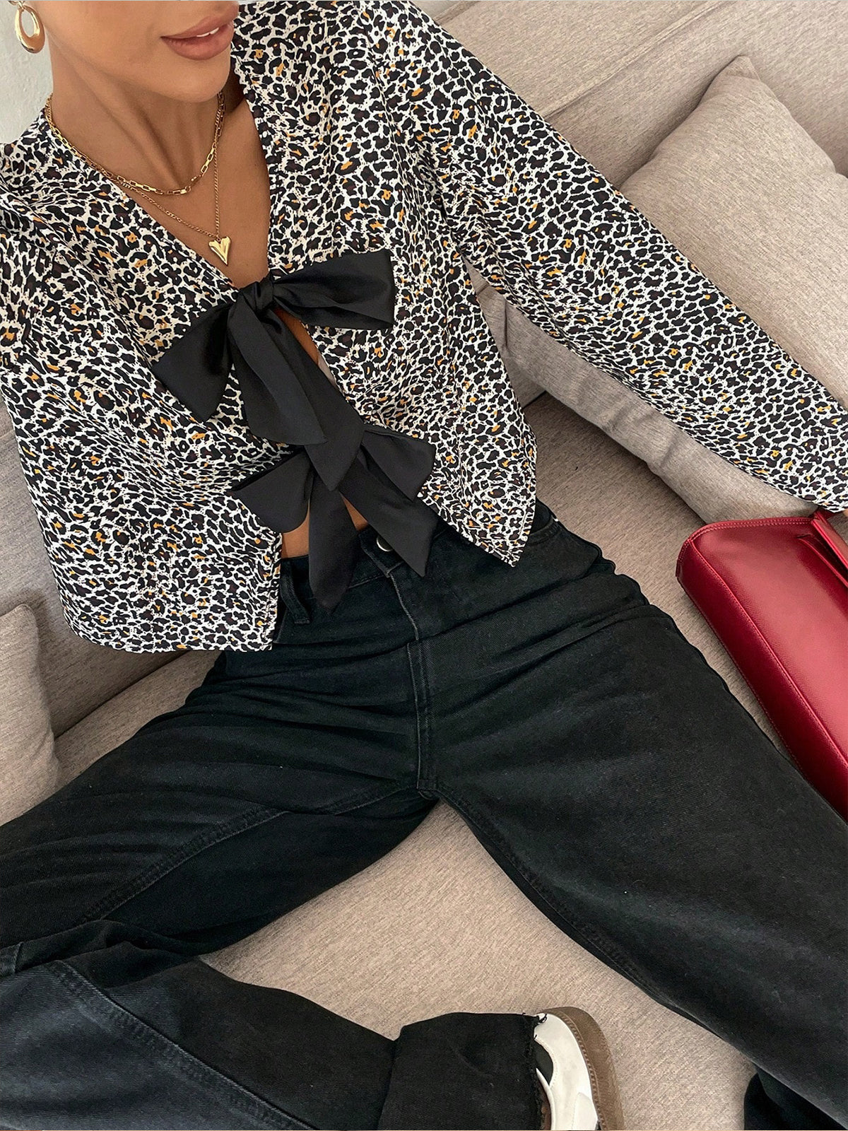 Eleganz | Leopard bedruckte Jersey-Bluse mit Schleife vorne