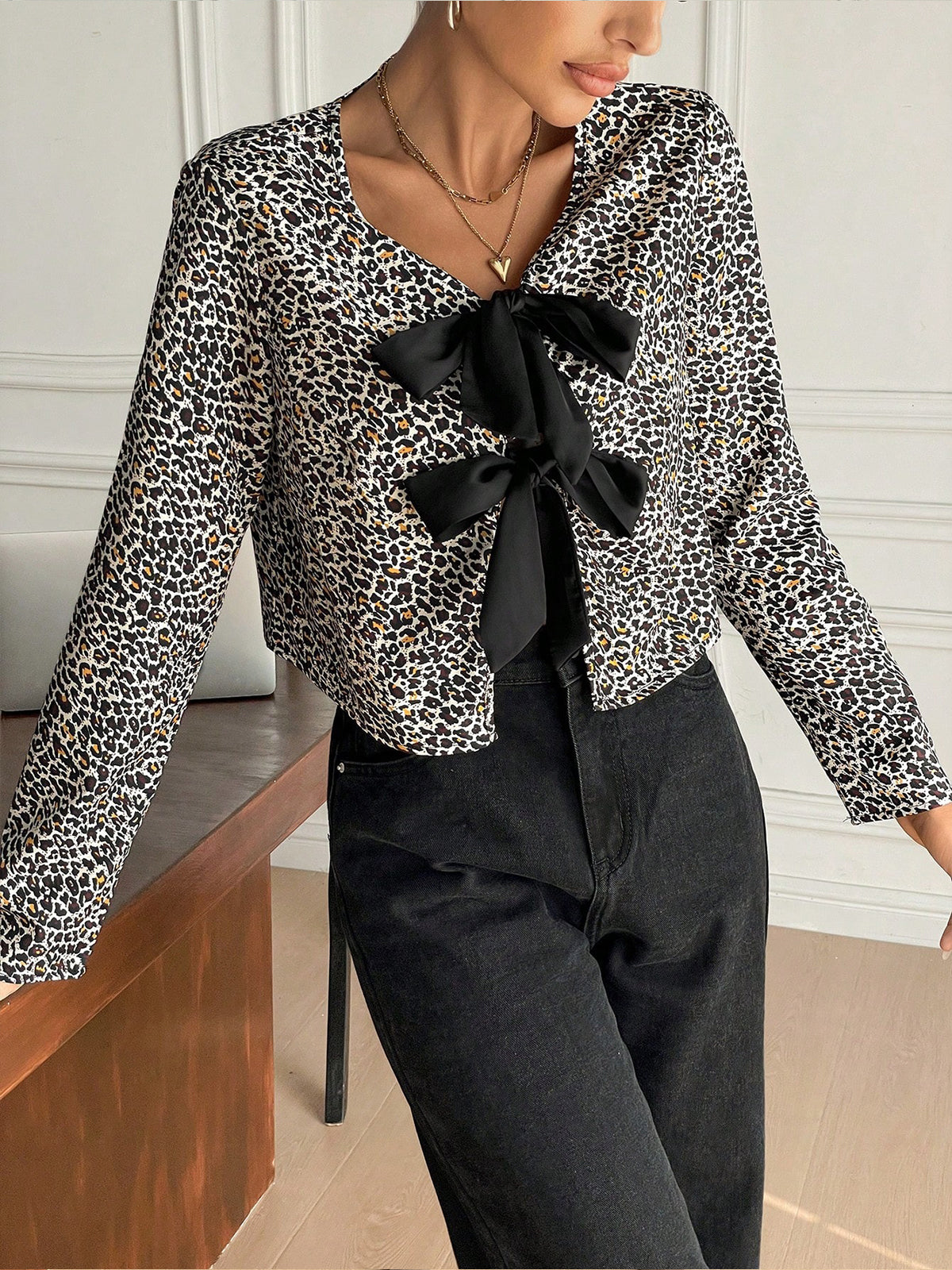 Eleganz | Leopard bedruckte Jersey-Bluse mit Schleife vorne