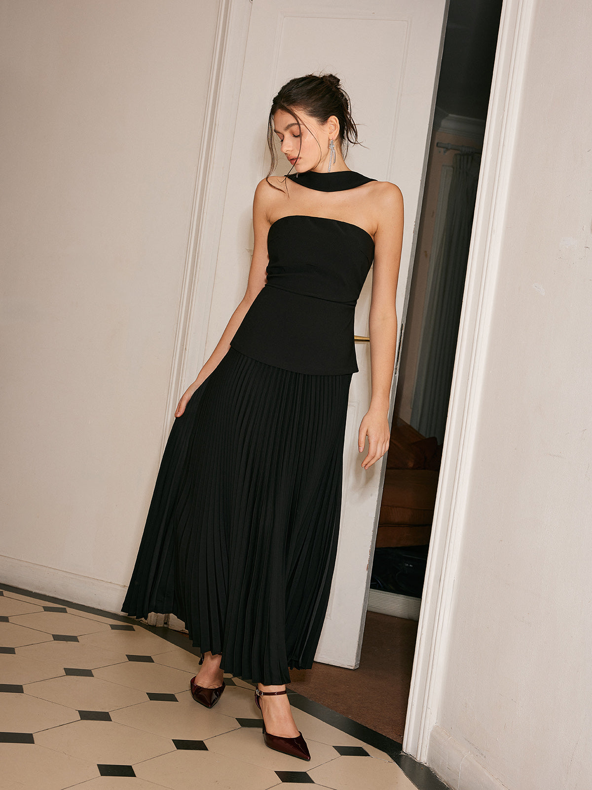 Clara | Elegantes Faltenkleid mit Choker-Ausschnitt