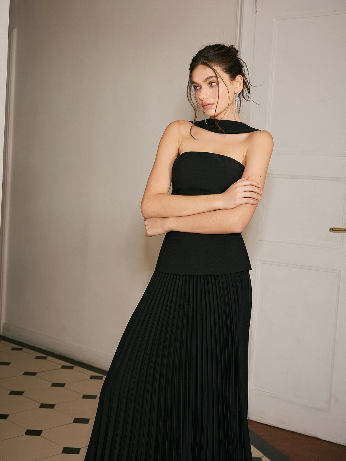 Clara | Elegantes Faltenkleid mit Choker-Ausschnitt