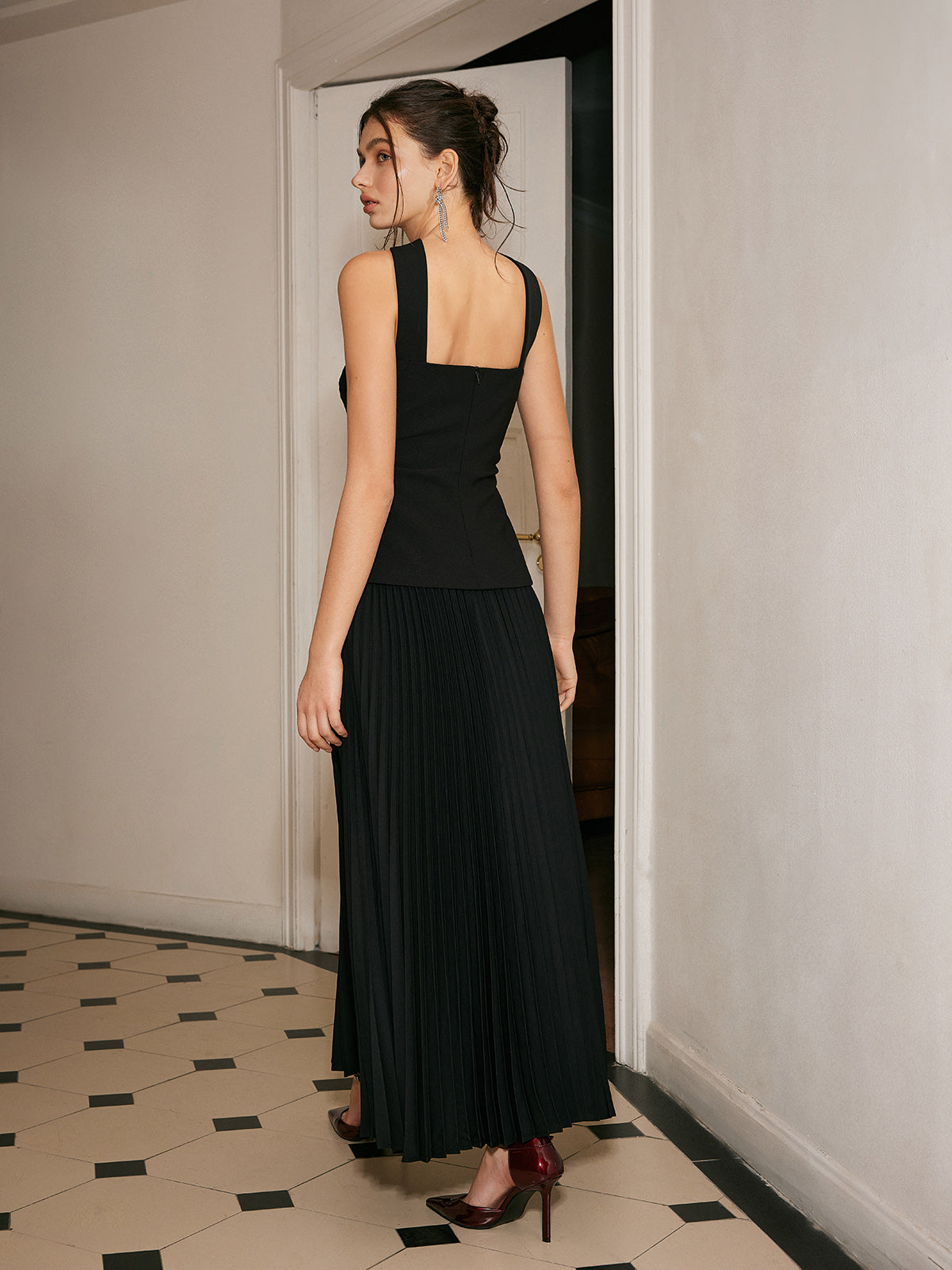 Clara | Elegantes Faltenkleid mit Choker-Ausschnitt
