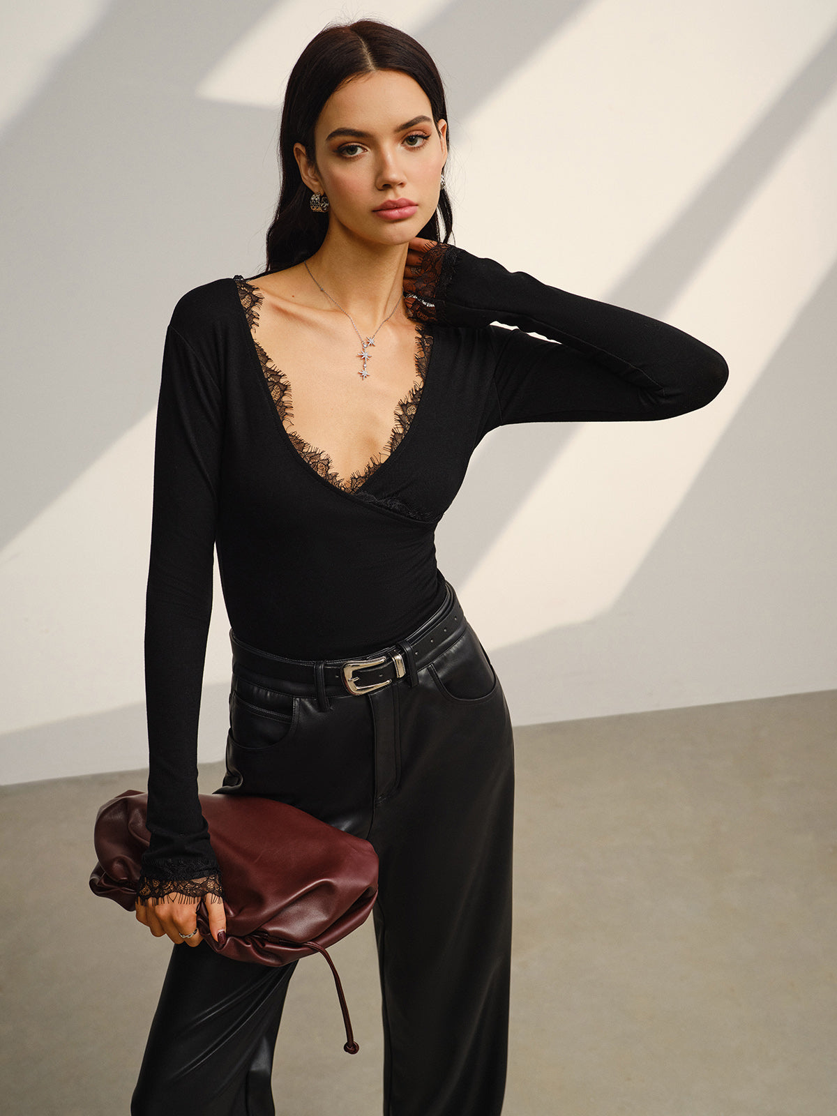 Clara | Elegantes V-Ausschnitt Top mit Spitzenbesatz