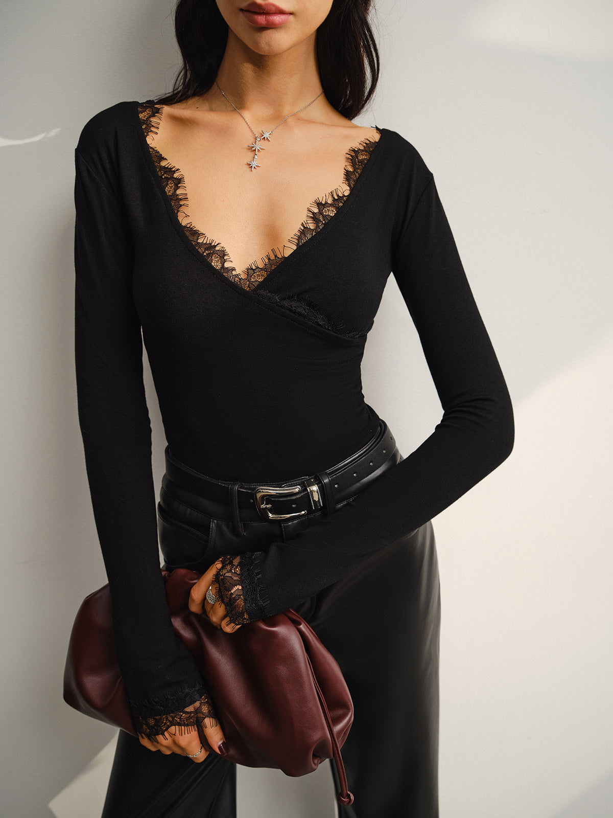 Clara | Elegantes V-Ausschnitt Top mit Spitzenbesatz