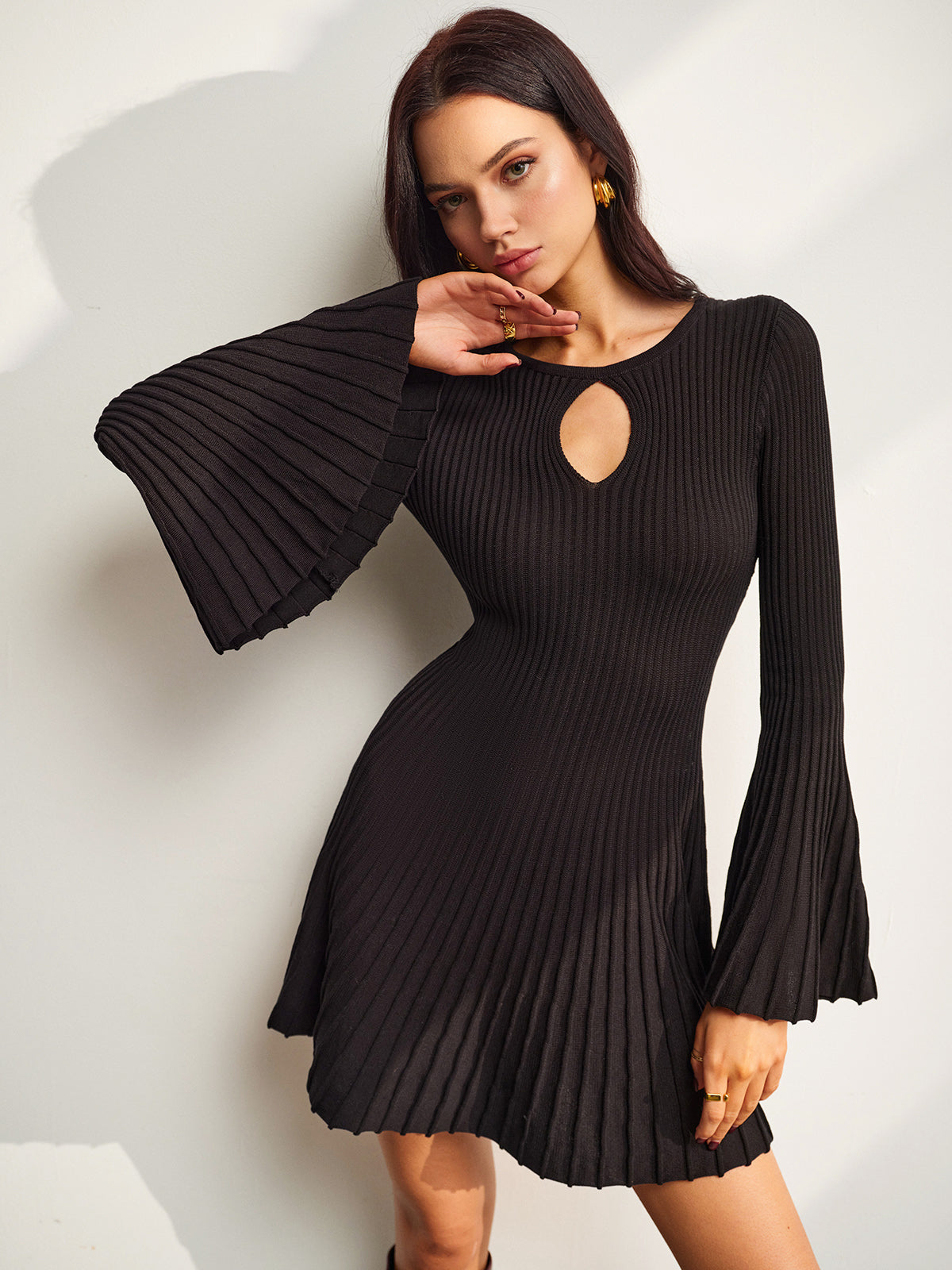 Klara | Strickkleid mit Keyhole-Ausschnitt und Glockenärmeln