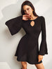 Klara | Strickkleid mit Keyhole-Ausschnitt und Glockenärmeln