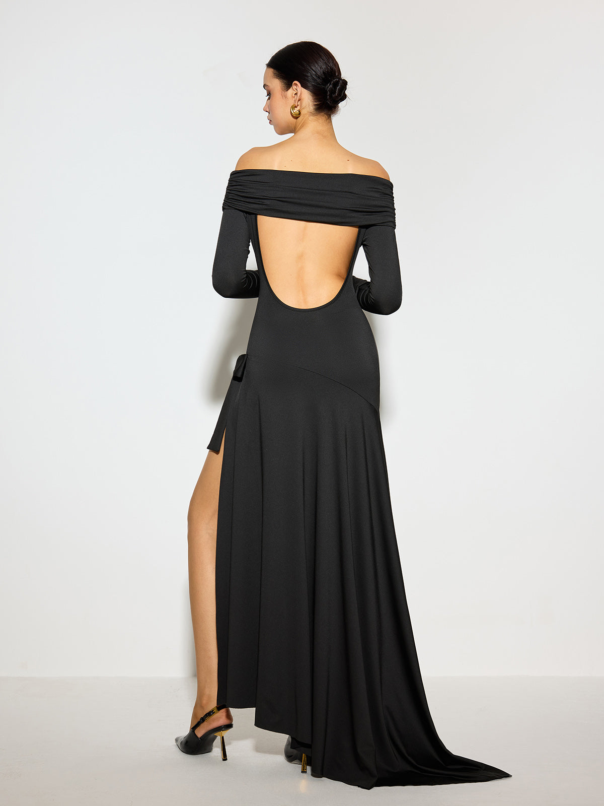 Clara | Schulterfreies Rüschenkleid mit Schlitz