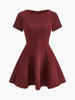 Klara | Plissiertes Kurzarmkleid mit Paspelierung