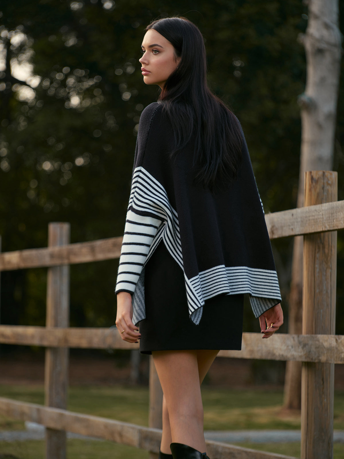 Lara | Stilvolles Zwei-Farben-Pinstripe Stricktop
