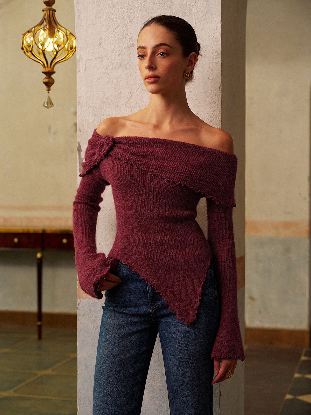 Liane | Elegantes asymmetrisches Oberteil mit floralem Strick und Rüschen