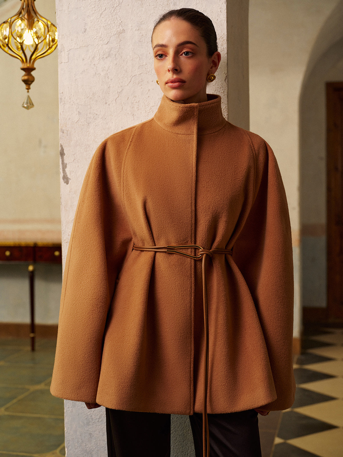 Leon | Eleganter, warmer Umhang mit Stehkragen und Gürtel
