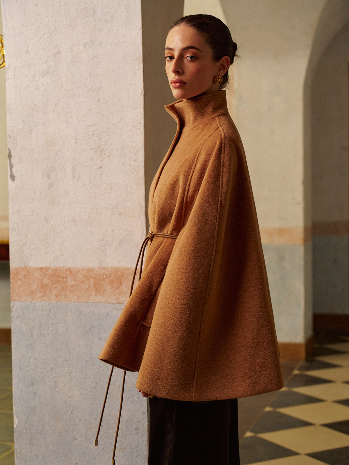 Leon | Eleganter, warmer Umhang mit Stehkragen und Gürtel