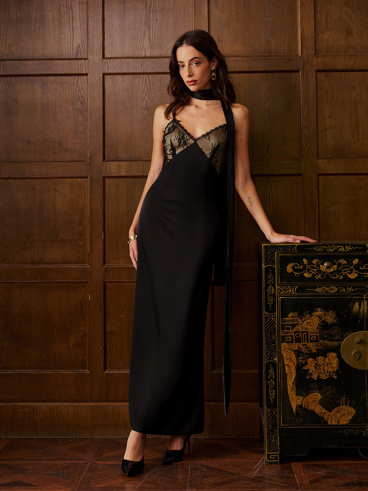 Clara | Elegantes Rückenfreies Kleid aus Satin mit Spitzeneinsätzen