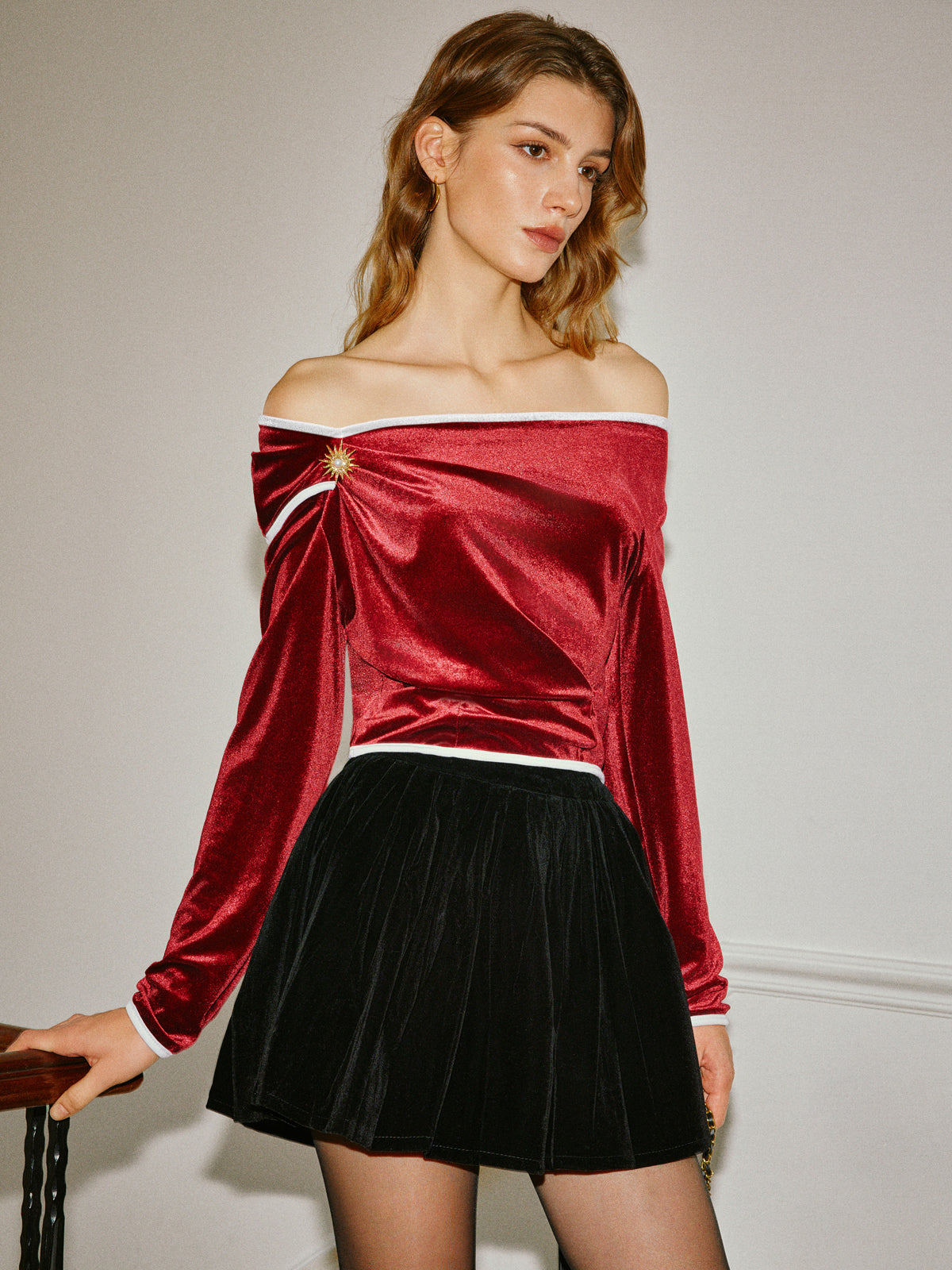 Verführerische Bluse | Off-Shoulder Samtbluse mit Kontrastbesatz