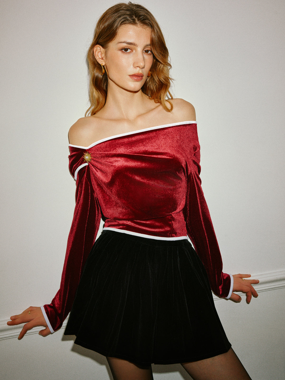 Verführerische Bluse | Off-Shoulder Samtbluse mit Kontrastbesatz