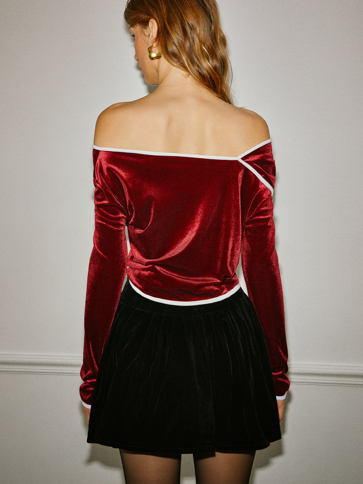 Verführerische Bluse | Off-Shoulder Samtbluse mit Kontrastbesatz
