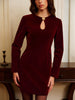 Anna | Kurzes Samtkleid mit Metall-Detail und Schlüssel-ausschnitt