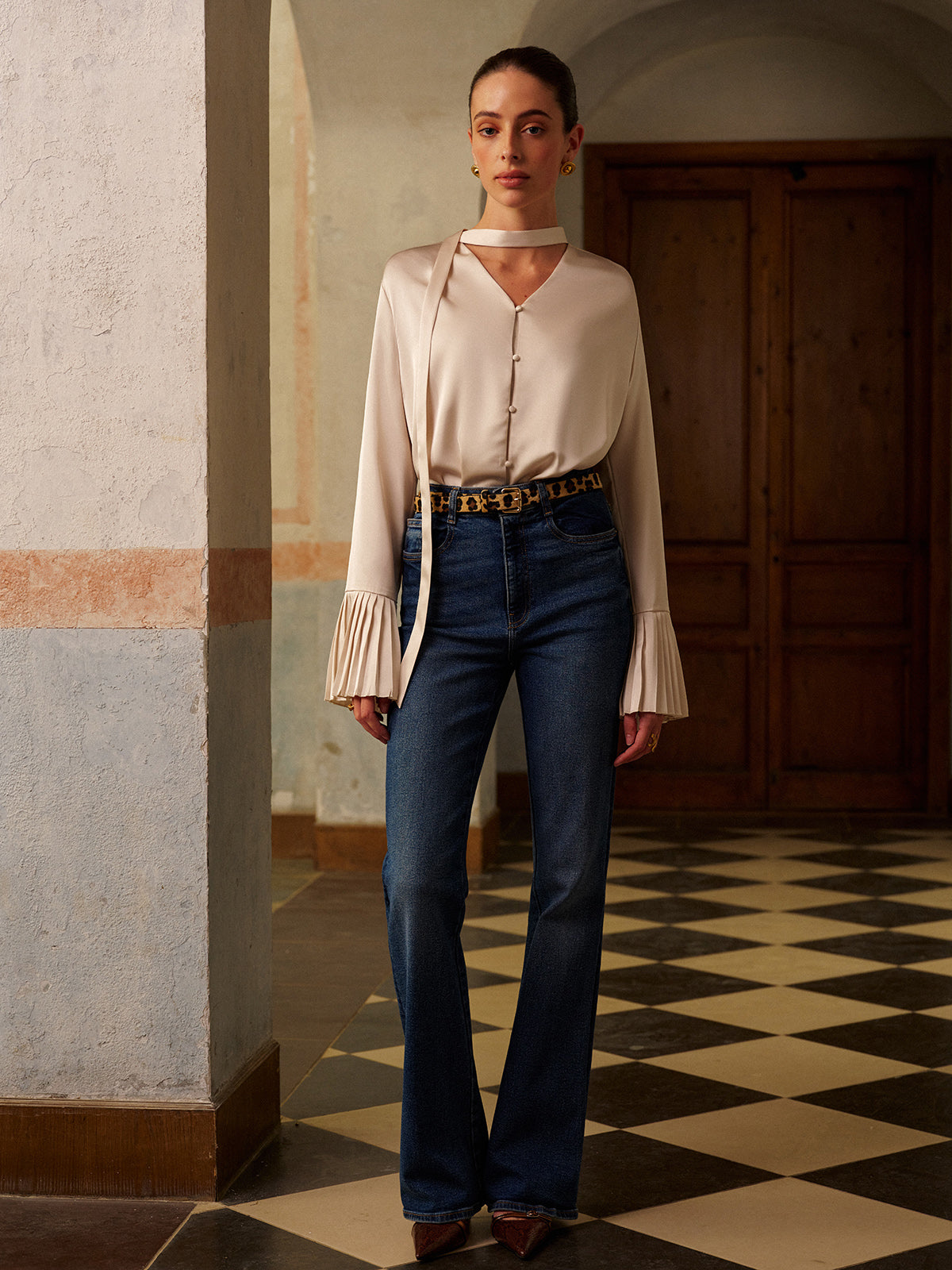 Clara | Satin-Faltenbluse mit V-Ausschnitt und Schleife