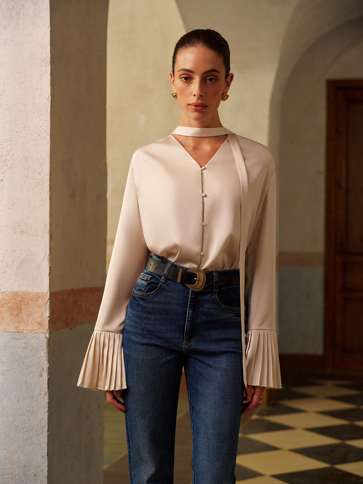 Clara | Satin-Faltenbluse mit V-Ausschnitt und Schleife