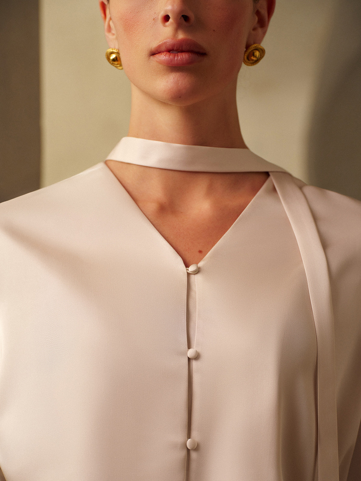 Clara | Satin-Faltenbluse mit V-Ausschnitt und Schleife