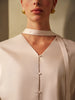 Clara | Satin-Faltenbluse mit V-Ausschnitt und Schleife