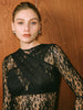 Marie | Elegantes Langarm-Spitzen-T-Shirt mit Criss Cross-Design