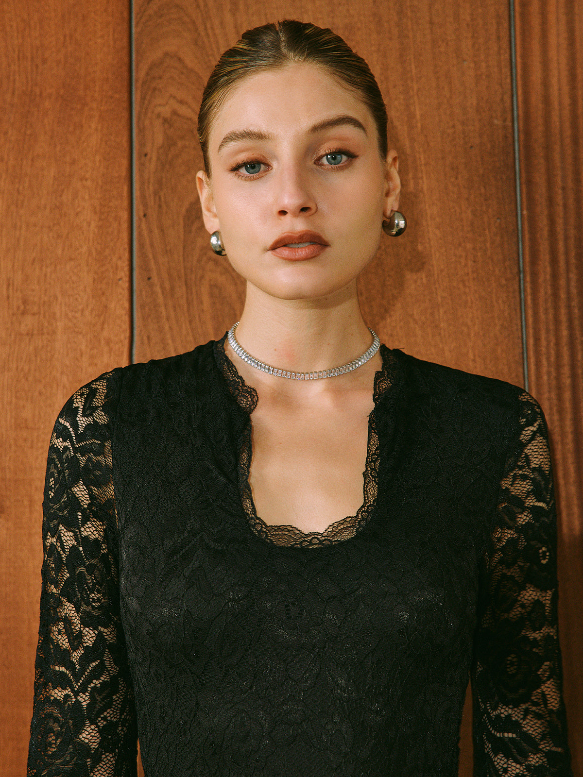 Emilia | Hüftbedeckendes Spitzenkleid mit Glockenärmeln