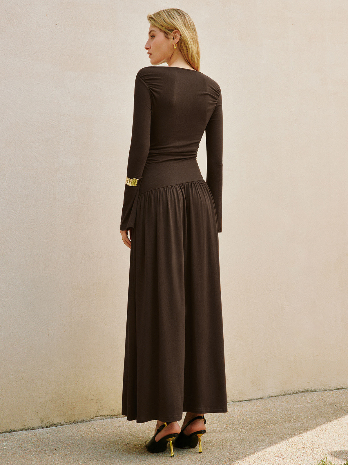 Clara | Elegantes Maxi-Kleid mit Glockenärmeln und Plissee-Details