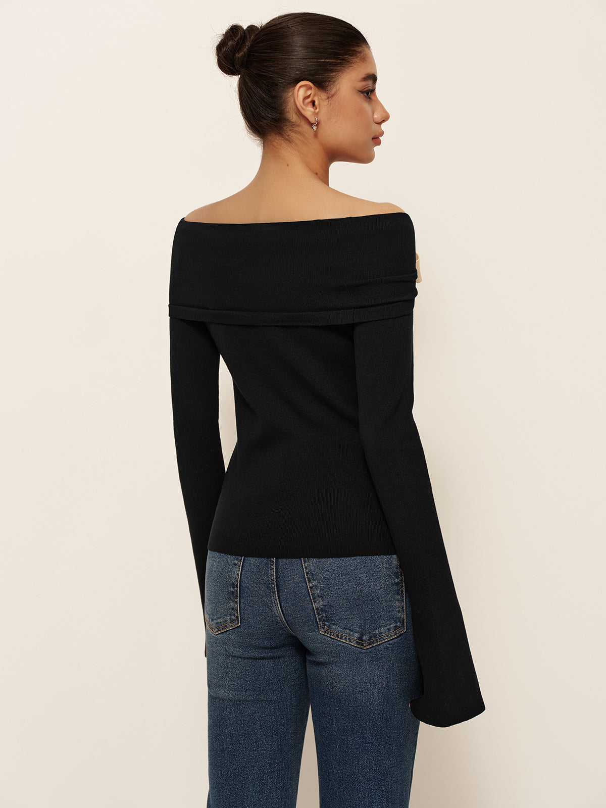 Emilia | Elegantes Strickoberteil mit Schleifen-Dekoration