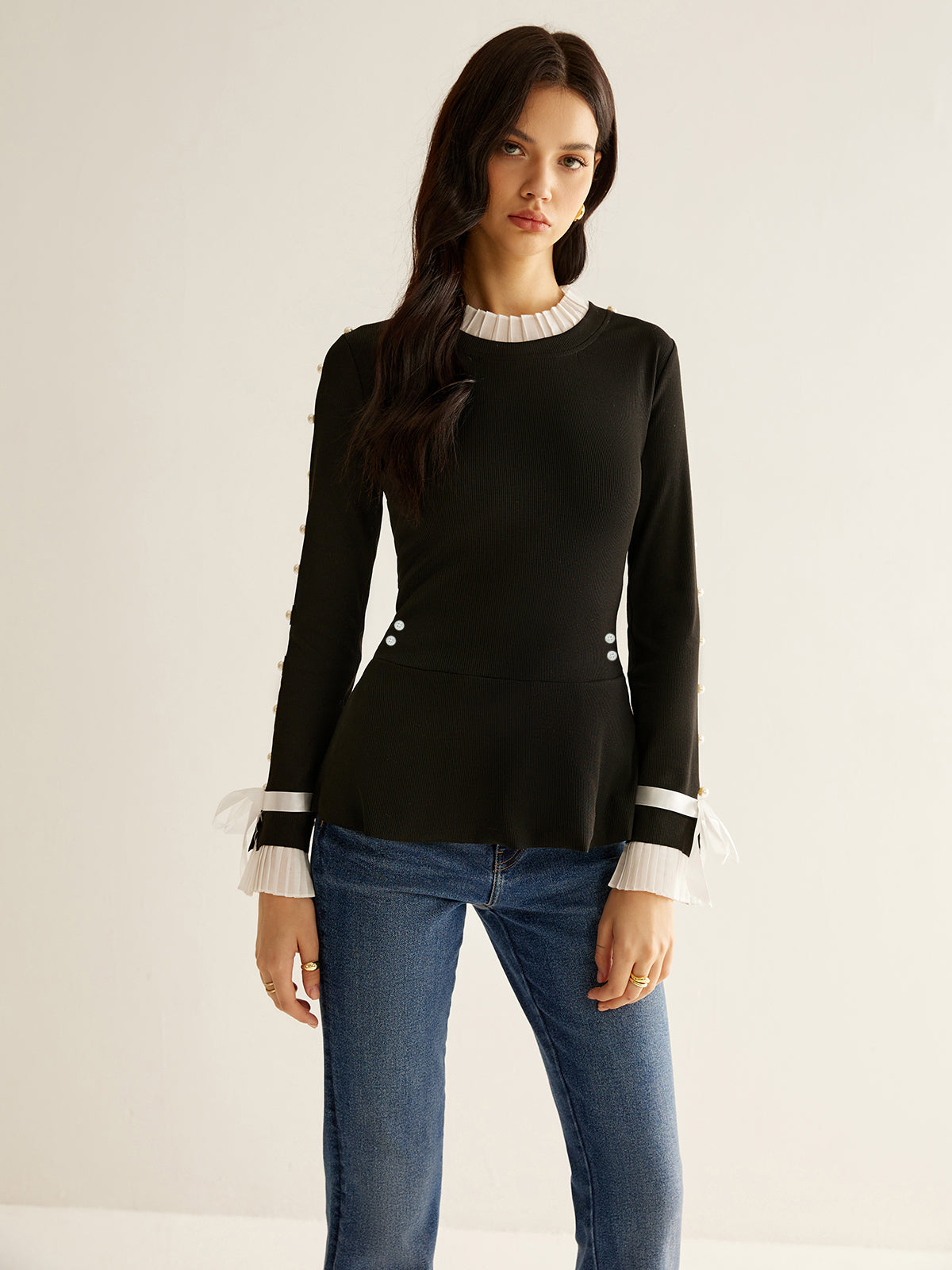 Clara | Elegante Faltenbluse mit Perlendekoration