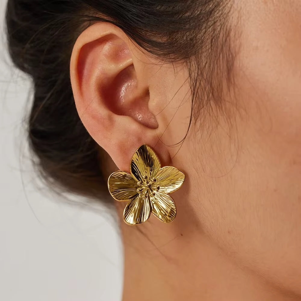 Rianne Blumenohrring Gold