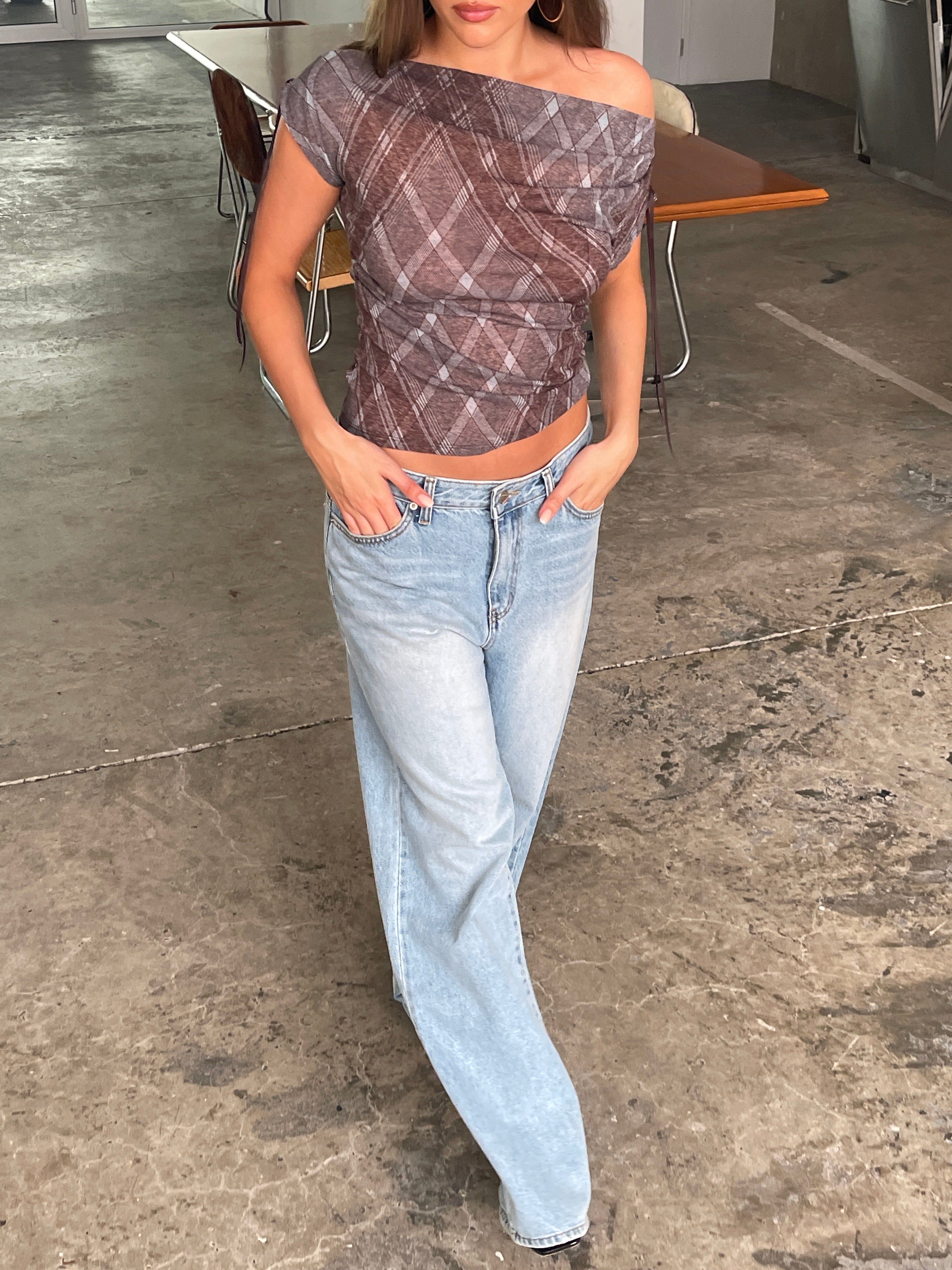 Mayson | Über die Schulter drapierte karierte Top in Burgunder