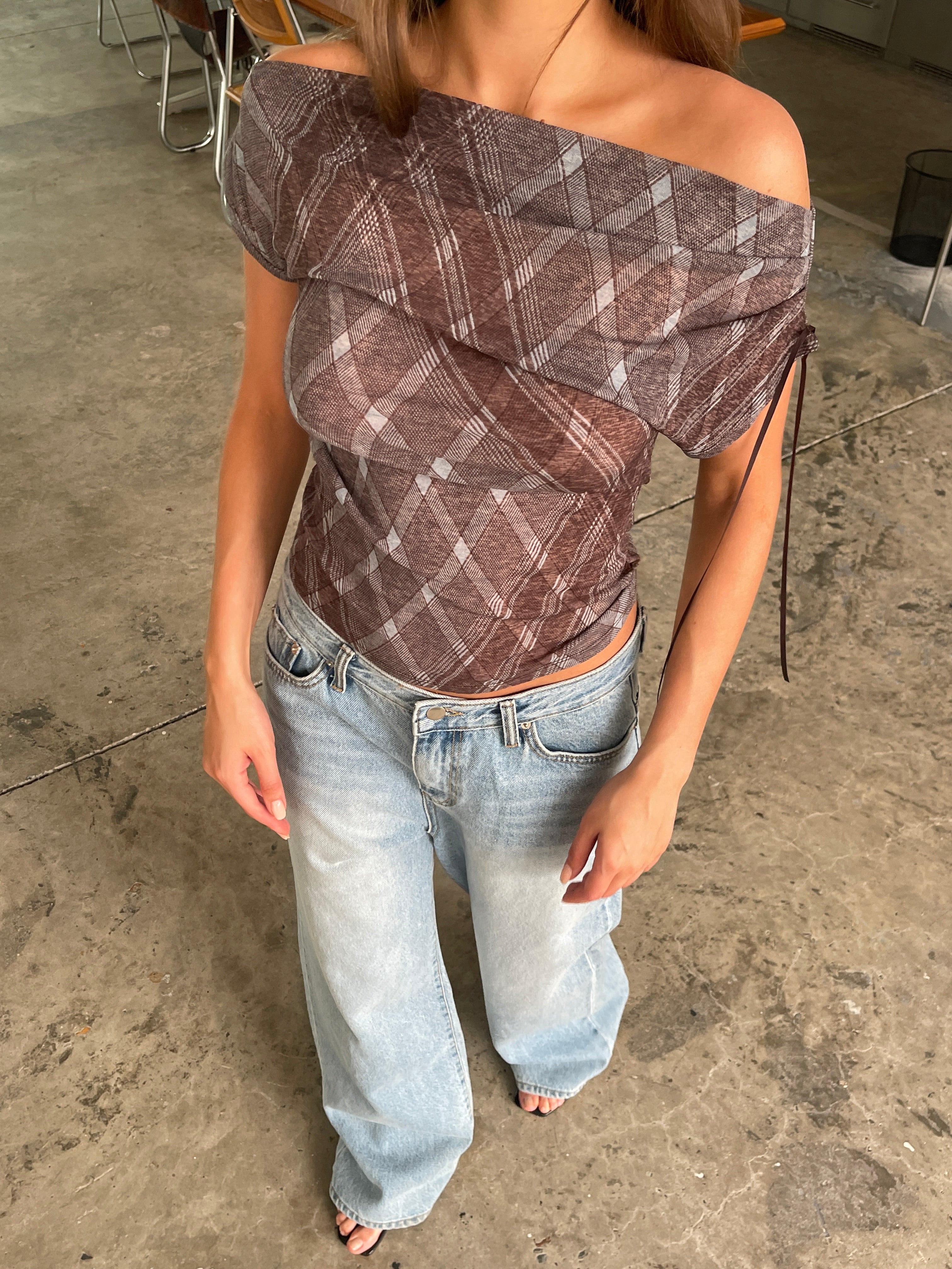 Mayson | Über die Schulter drapierte karierte Top in Burgunder