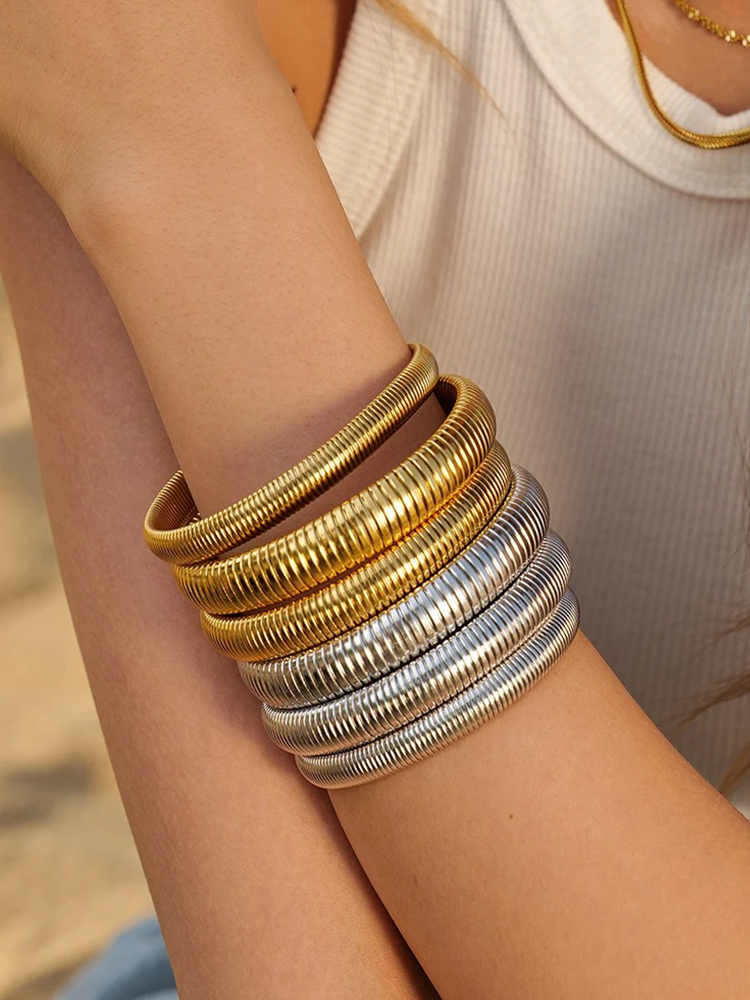 Serpentina – Breites Schlangenarmband mit 18K-Goldbeschichtung