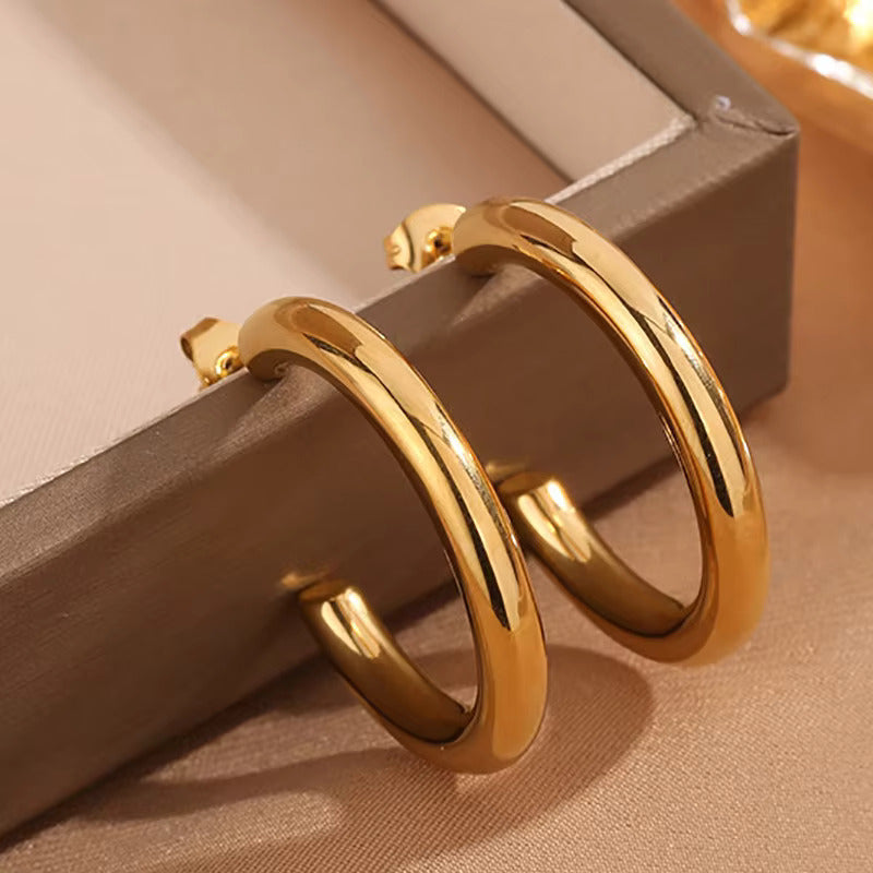 Lisa – Chunky Goldohrringe mit 18K-Goldbeschichtung für einen Strahlenden Look (50mm)