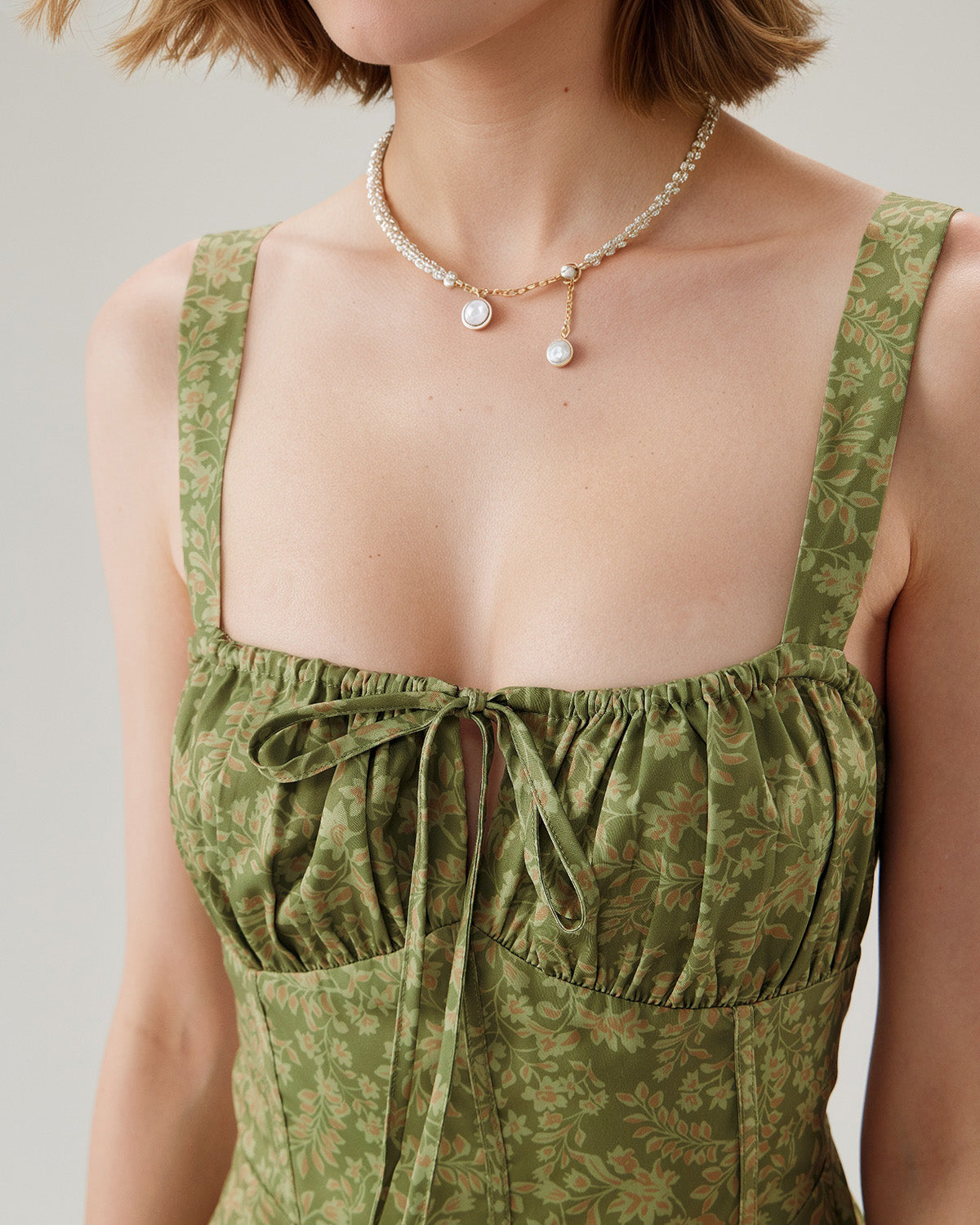 Stone | Grünes Blumenmuster Rüschen-Slip-Minikleid