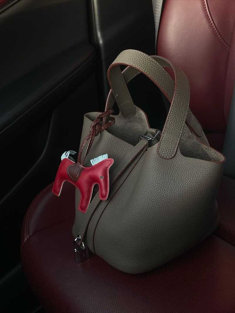 Pia Bucket Bag