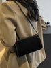 Rubinrote Wildledertasche